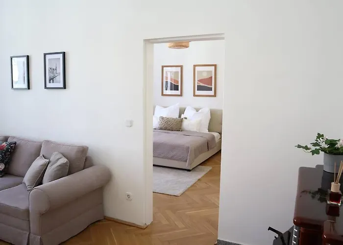 Апартаменты Bloom - Cozy Apartment, 5 Stops To Center