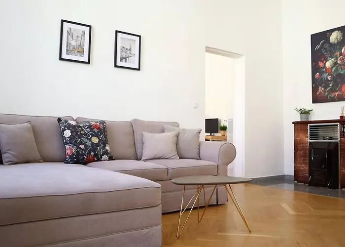 Апартаменты Bloom - Cozy Apartment, 5 Stops To Center